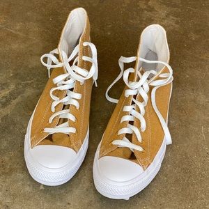 NEW Converse Sneaker, hi-top.